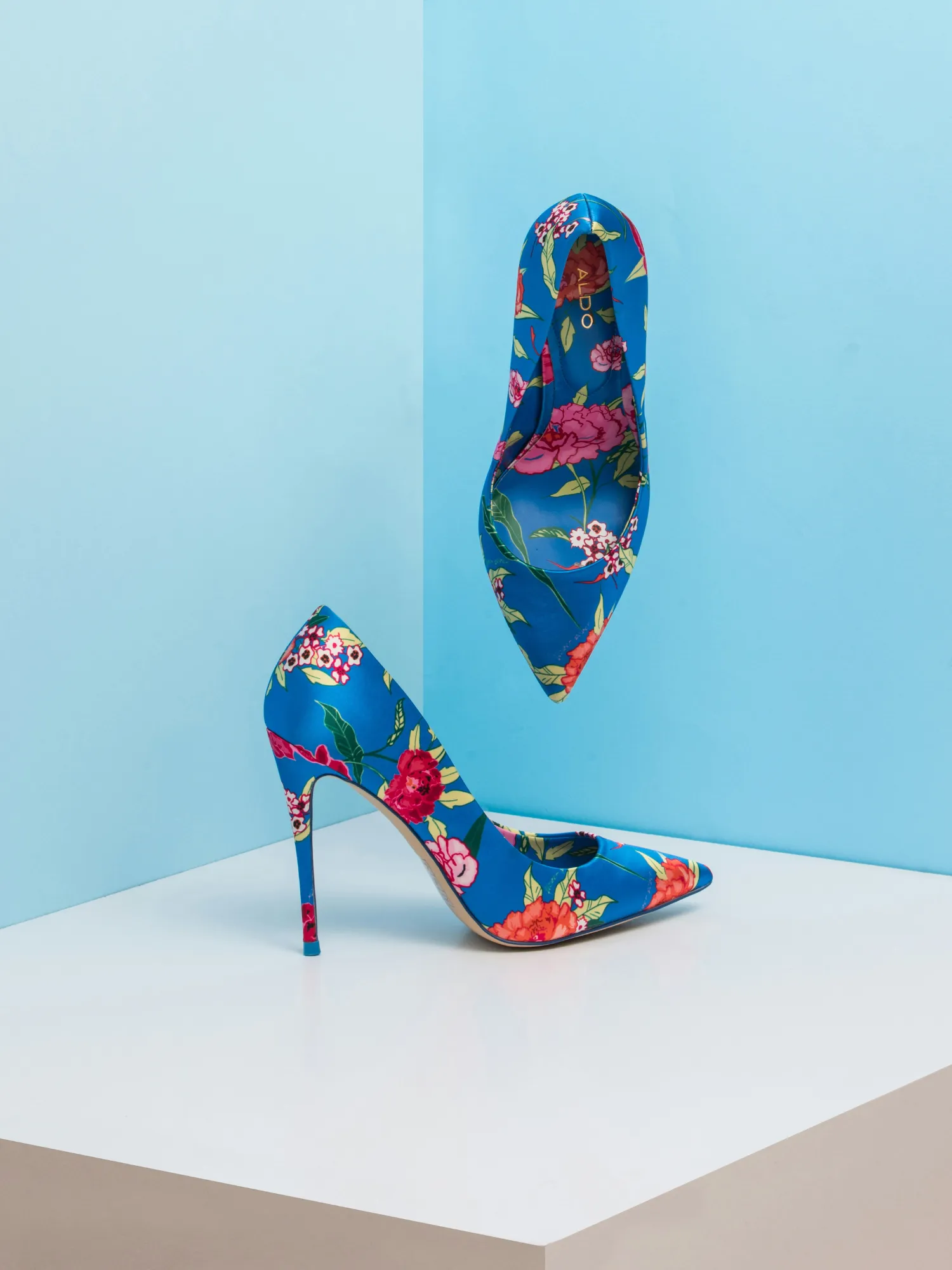 POINTED-TOE FLORAL PUMP